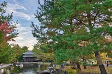 紅葉に包まれた東屋