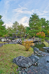 紅葉に包まれた日本庭園