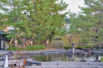紅葉に包まれた日本庭園