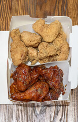 한국 배달 음식 양념 반 후라이드 반 치킨

