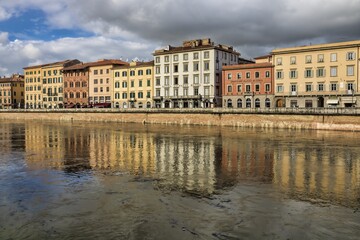 pisa, italien - wasserspiegelung am arno mit alten palästen