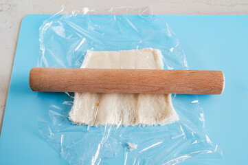 パンに水分を加えて生地を棒で伸ばす