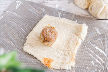 伸ばしたパン生地の上にしゅうまいを置く