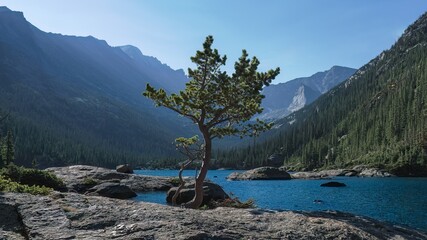 A hiking rest at Mills Lake along the Black Lake trail in Estes Park at the Rocky Mountain National Park in Colorado, USA. © Jonathan Dakin
