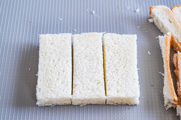 食パンの耳を落として三等分にカット