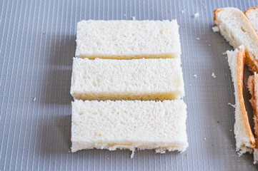 食パンの耳を落として三等分にカット