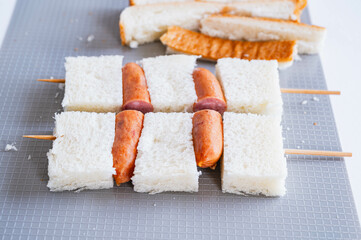 串に刺したパンとウインナーソーセージ