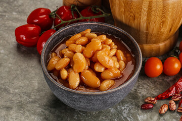 Canned beans in tomato sauce
