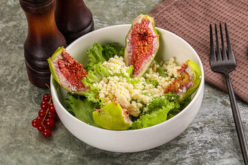Salad with fig and sheep cheese