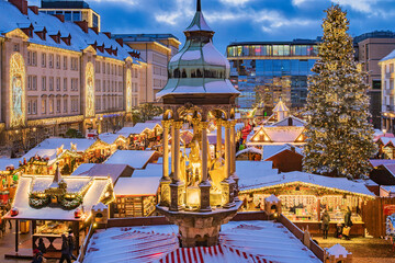 Magdeburger Weihnachtsmarkt  auf dem Alten Markt mit Magdeburger Reiter
