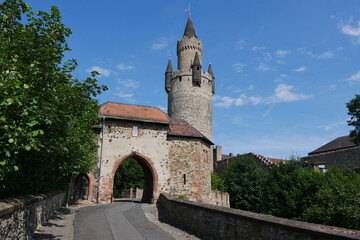 Fototapeta premium Burgtor und Adolfsturm auf Burg Friedberg in Hessen