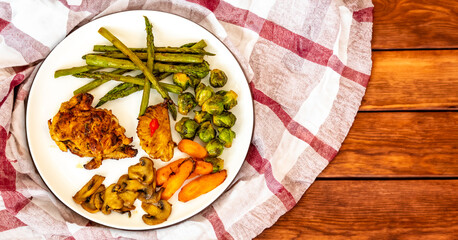 Real, strong, healthy, nutritious food, grilled chicken, pimenta biquinho, asparagus, mushrooms, Brussels sprouts and carrots.