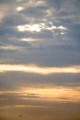 Fototapeta premium Serene sky with clouds and soft colors at dusk, creating a peaceful atmosphere.