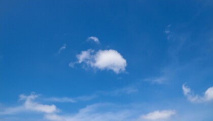 Fototapeta premium 파란 하늘에 떠있는 구름 한점