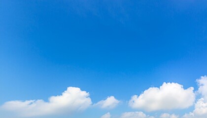 Fototapeta premium 파란 하늘에 떠있는 구름 한점
