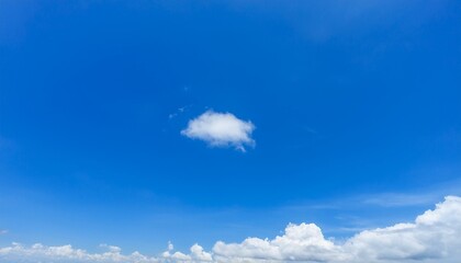 Obraz premium 파란 하늘에 떠있는 구름 한점