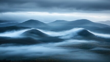 Fototapeta premium Misty Mountains Under a Cloudy Sky
