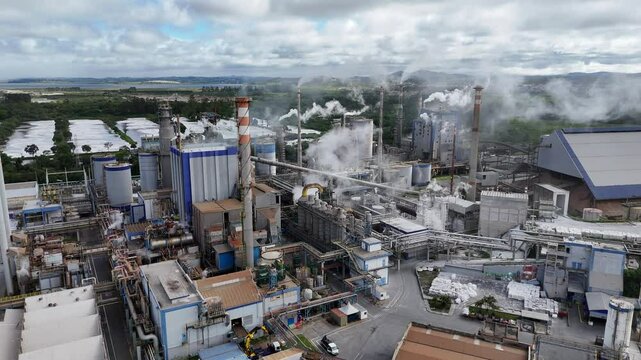 Produ&ccedil;&atilde;o industrial de papel e celulose em um dia polu&iacute;do na cidade de suzano sp brasil