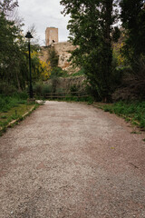 Camino del paseo Riverfit de Alcoy con la antigua muralle medieval al fondo, España