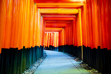 Fototapeta premium 京都は、伏見稲荷大社の有名な千本鳥居