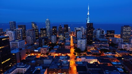 Obraz premium Generative AI, Dynamic Urban Skyline at Dusk