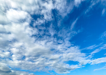 Cielo con nubes y viento