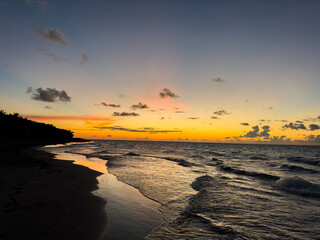 Paisaje de playa al atardecer o amanecer