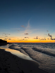 Vista de un atardecer o amanecer desde la playa en el caribe