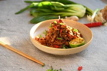 A vibrant and colorful Asian-inspired dish featuring konjac noodles, tender chicken, and fresh vegetables. 