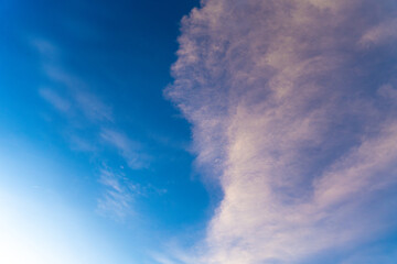 Nubes juntas durante el atardecer