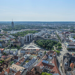 Die Innenstadt von Augsburg in Bayerisch-Schwaben im Luftbild, der zentrale Verkehrsknoten am Königsplatz