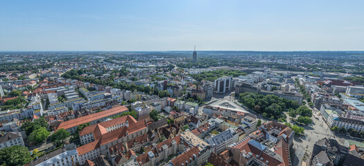 Obraz premium Die Innenstadt von Augsburg in Bayerisch-Schwaben von oben, Blick über die Stadt zum Hotelturm am Wittelsbacherpark