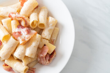 spaghetti rigatoni pasta with white sauce and bacon