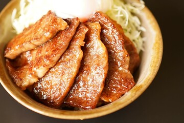 黒毛和牛特選カルビ切落し　カルビ丼