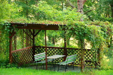 Idyll  gartenlaube einfach  mit stuhl und tisch