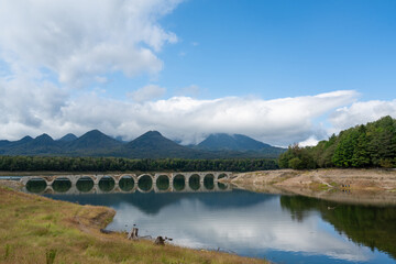 夏の糠平湖、タウシュベツ川橋梁の風景