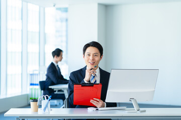 オフィスで働くビジネスパーソン