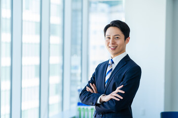 オフィスで働くビジネスパーソン