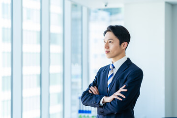 オフィスで働くビジネスパーソン