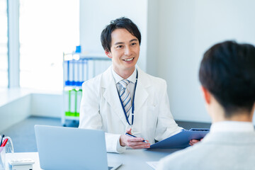 問診する医療関係者