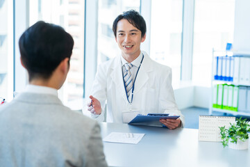 問診する医療関係者