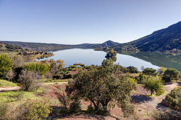 Vue sur le lac du Salagou et le village de Celles dans le d&eacute;partement de l'H&eacute;rault en r&eacute;gion Occitanie - France