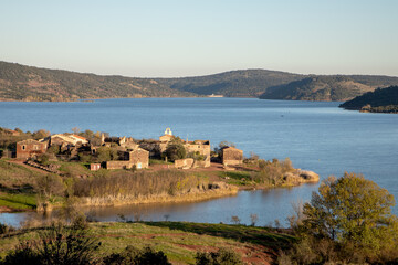 Fototapeta premium Vue sur le lac du Salagou et le village de Celles dans le département de l'Hérault en région Occitanie - France