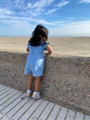 Petite fille regardant la mer