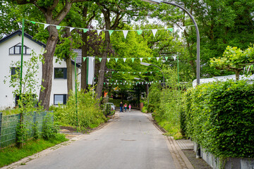 Eine geschmückte Strasse führt durch ein Dorf.