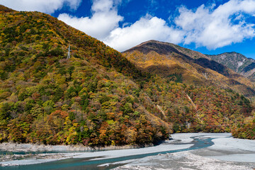 紅葉に染まる河川沿いの山々