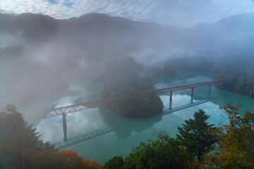 朝もやに包まれる山奥の秘境駅