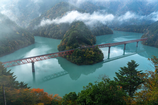 朝もや」の写真素材 | 3,966件の無料イラスト画像 | Adobe Stock