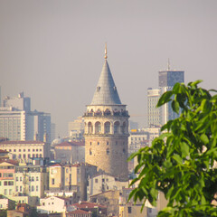 Obraz premium Galata Tower in a vibrant metropolitan skyline, symbolizing history and progress