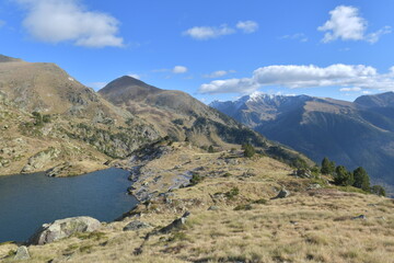 Lac de montagne en Andorre (estany Esbalçat)